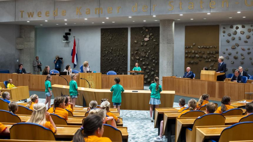 Kinderen debatteren in de Tweede Kamer.